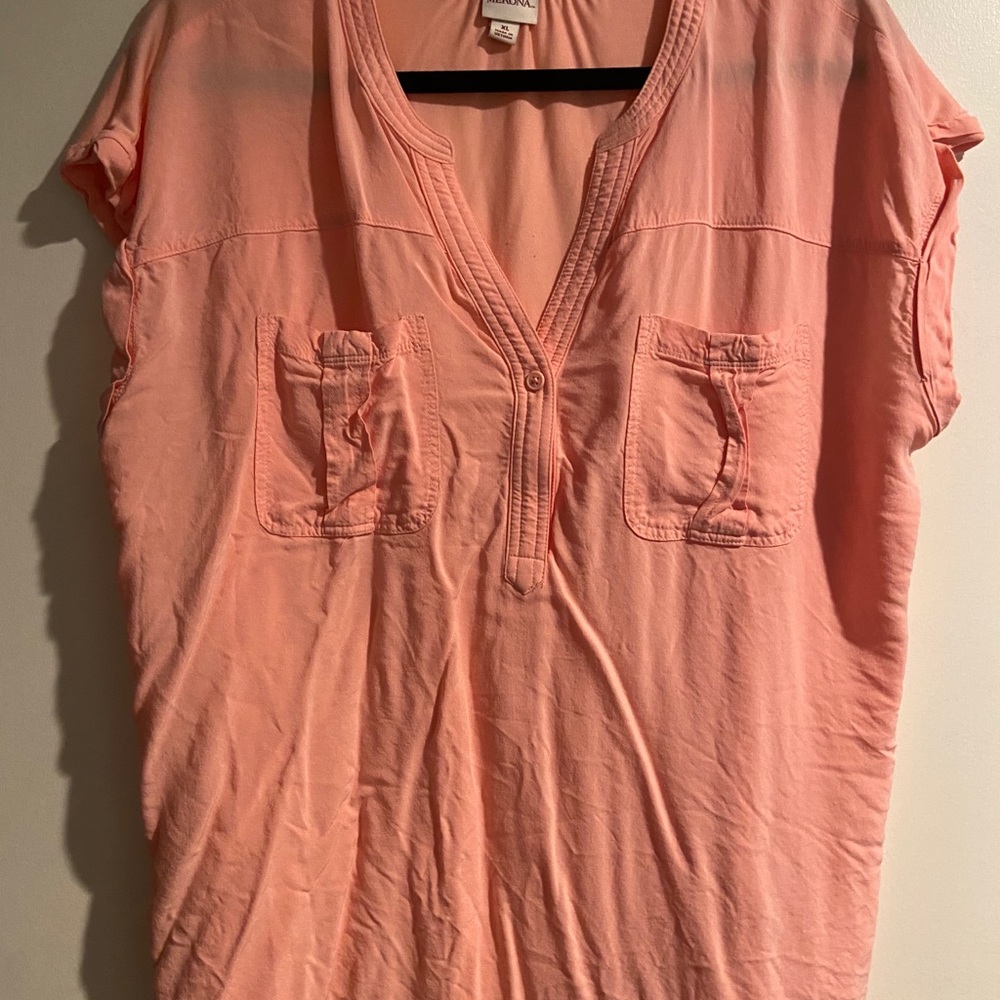 Capped sleeve shirt.